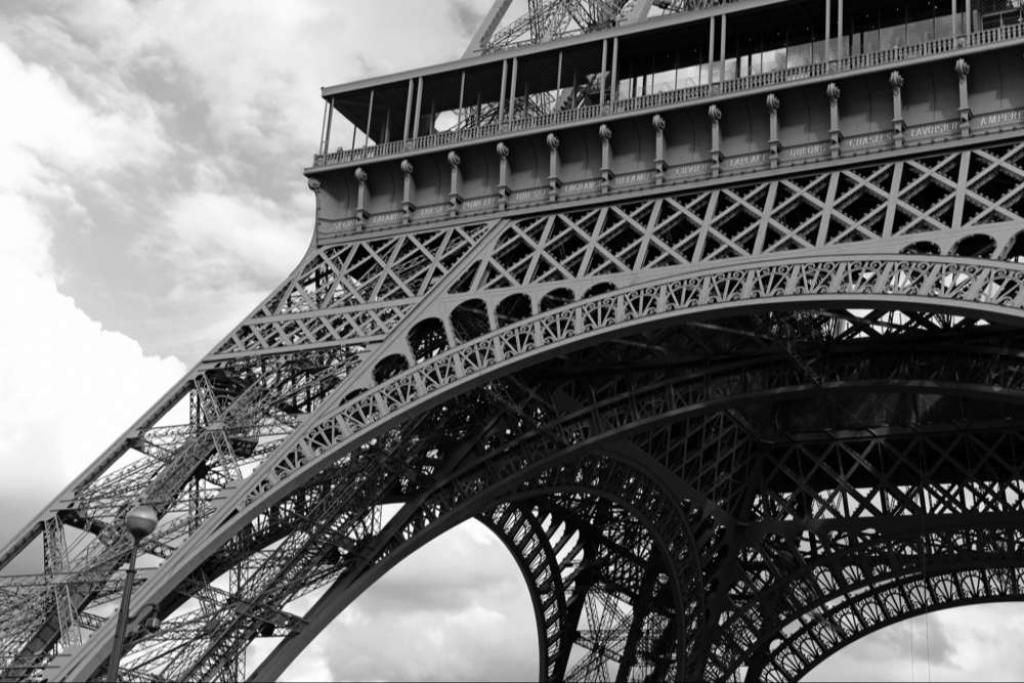 The whole history of the Eiffel Tower in Paris - Hotel Bleu de Grenelle