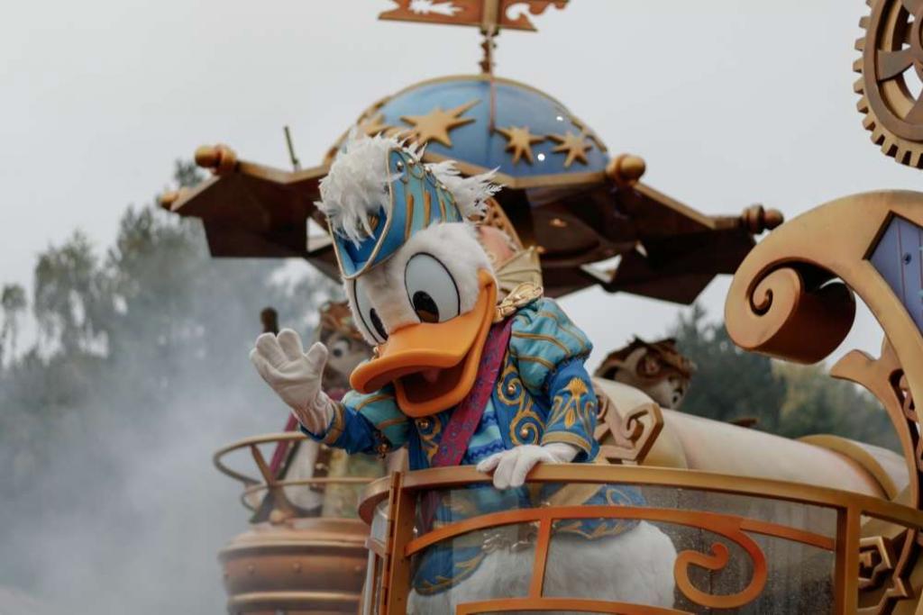 Disneyland Paris : Parade de Noël en nocturne 